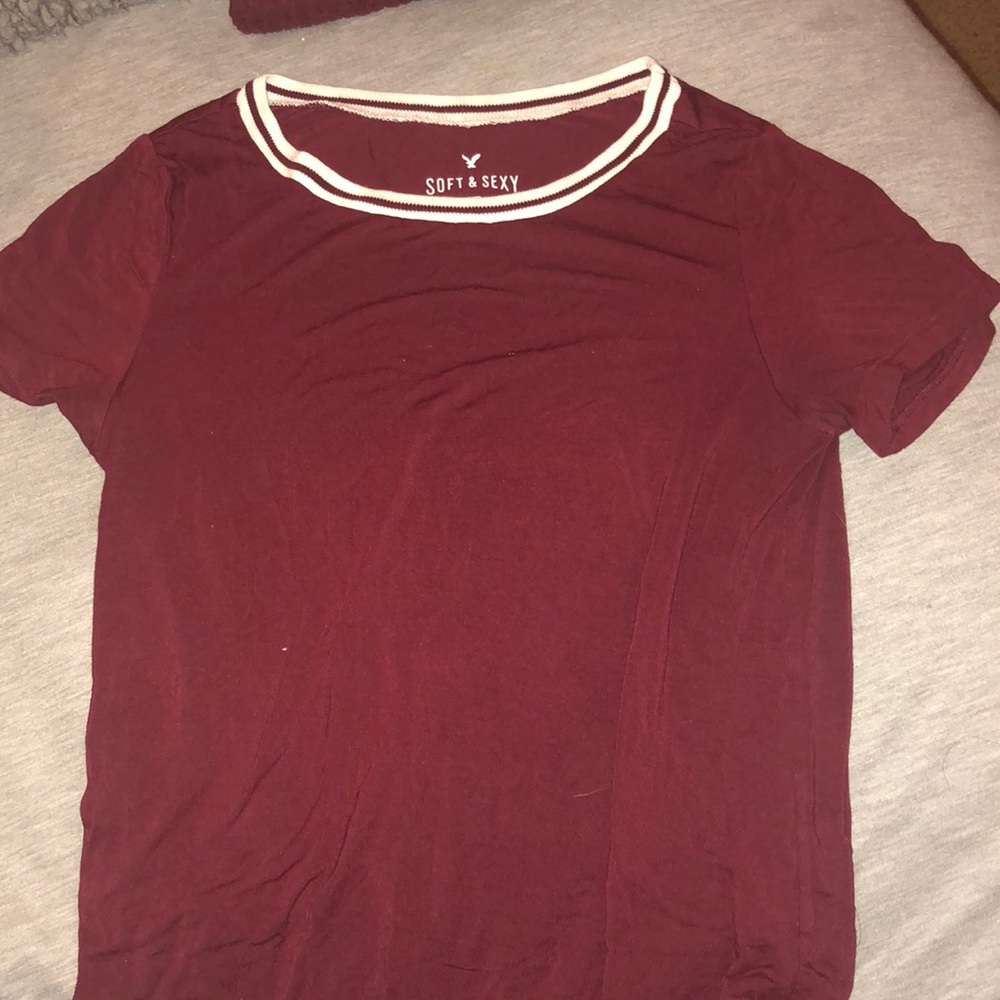 Soft maroon Tee-shirt with striped collar